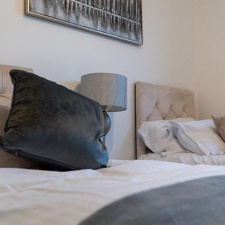 Lovely 2 Bed Penthouse In Loughton Central Location Lägenhet Exteriör bild
