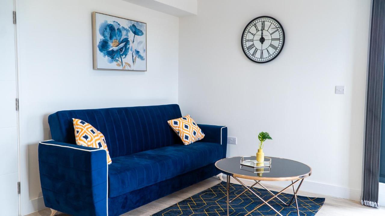 Lovely 2 Bed Penthouse In Loughton Central Location Lägenhet Exteriör bild