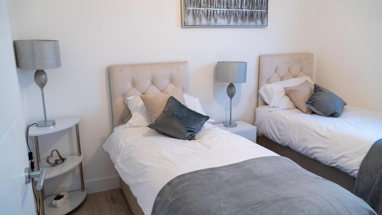 Lovely 2 Bed Penthouse In Loughton Central Location Lägenhet Exteriör bild