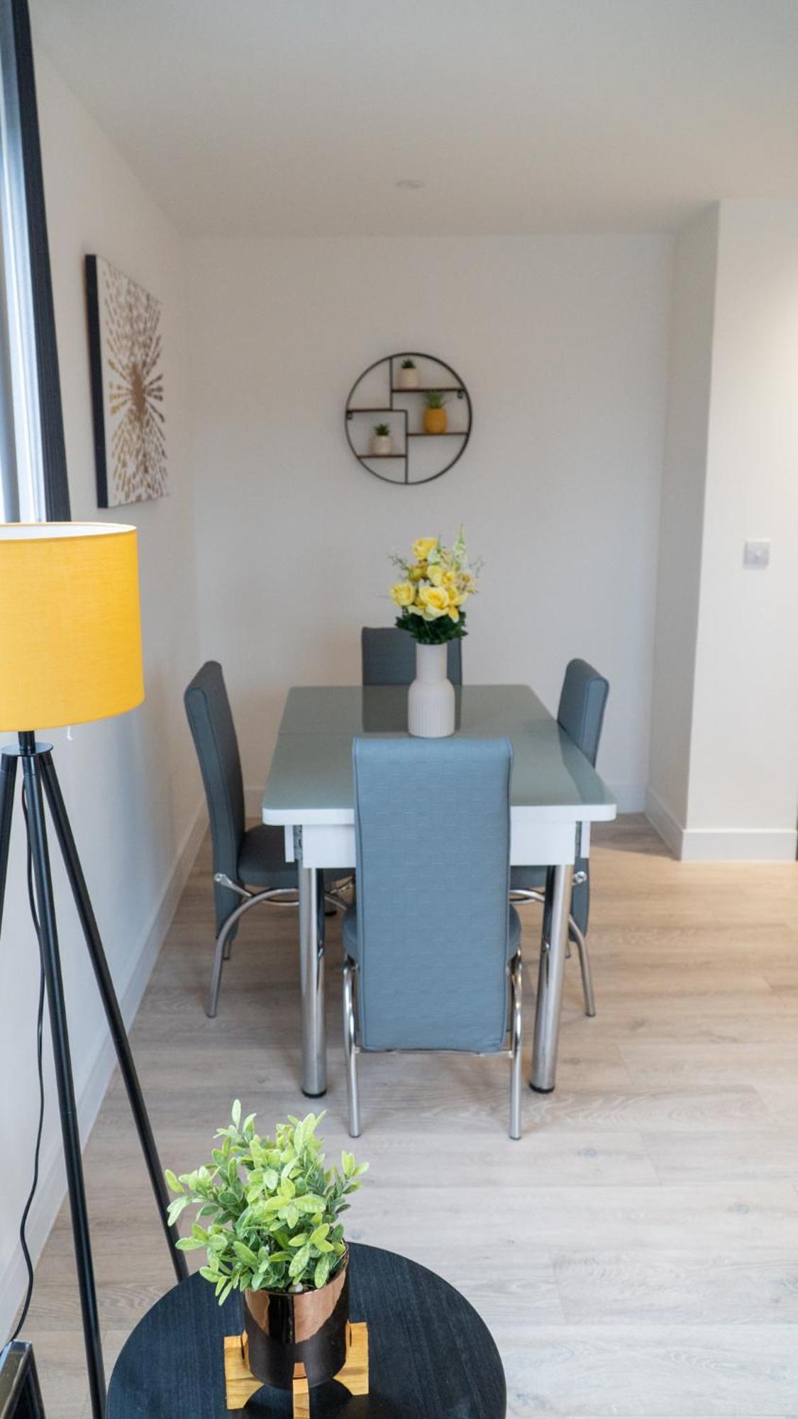 Lovely 2 Bed Penthouse In Loughton Central Location Lägenhet Exteriör bild